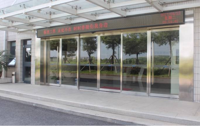 大樓門(mén)前.jpg 大樓門(mén)前.jpg